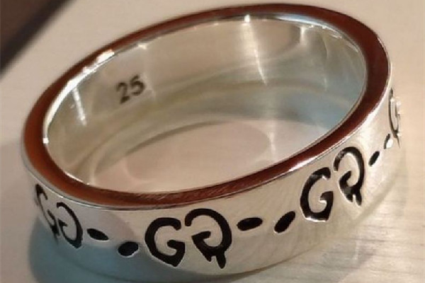 純銀戒指會變黑嗎 純銀戒指變黑了怎么清洗 純銀戒指會變黑嗎 純銀戒指變黑了怎么清洗