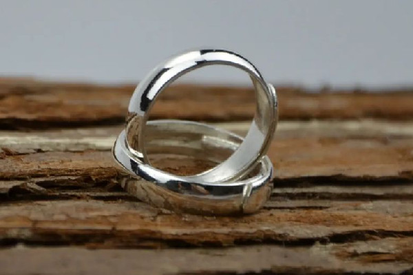 銀戒指會(huì)越戴越亮嗎 銀戒指戴手指上為什么會(huì)變黑 銀戒指會(huì)越戴越亮嗎 銀戒指戴手指上為什么會(huì)變黑