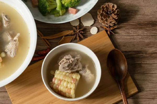 骨頭湯用冷水還是熱水 骨頭湯怎么熬成白色 骨頭湯用冷水還是熱水 骨頭湯怎么熬成白色