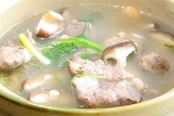 骨頭湯用什么骨頭比較好 骨頭湯喝排骨湯哪個營養(yǎng)高 骨頭湯用什么骨頭比較好 骨頭湯喝排骨湯哪個營養(yǎng)高