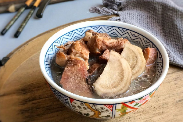 骨頭湯要不要焯水 骨頭湯放什么食材呢 骨頭湯要不要焯水 骨頭湯放什么食材呢