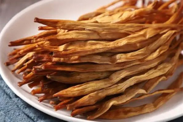 干黃花菜要煮多久才能吃 干黃花菜可以直接煮嗎 干黃花菜要煮多久才能吃 干黃花菜可以直接煮嗎