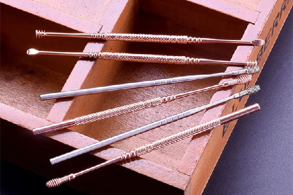 挖耳勺是塑料的好還是金屬的好 挖耳勺買哪種好 挖耳勺是塑料的好還是金屬的好 挖耳勺買哪種好