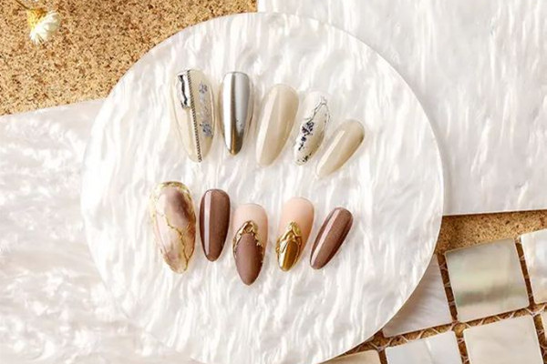 甲油膠有熒光劑正常嗎 甲油膠有熒光劑會(huì)怎樣 甲油膠有熒光劑正常嗎 甲油膠有熒光劑會(huì)怎樣