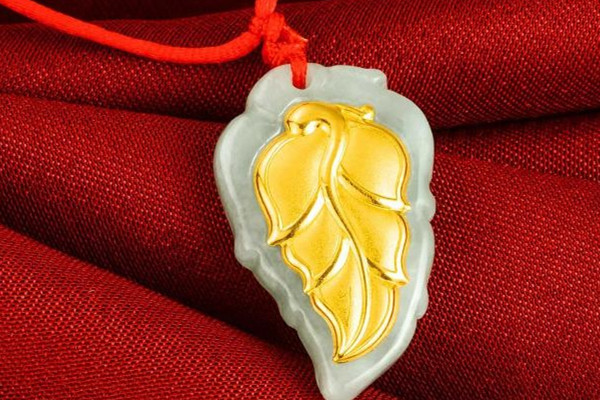 金鑲玉吊墜適合女人戴嗎 金鑲玉吊墜的寓意 金鑲玉吊墜適合女人戴嗎 金鑲玉吊墜的寓意