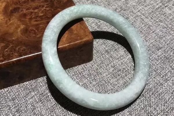 圓條手鐲要買大一點的嗎 圓條手鐲怎么選圈口 圓條手鐲要買大一點的嗎 圓條手鐲怎么選圈口