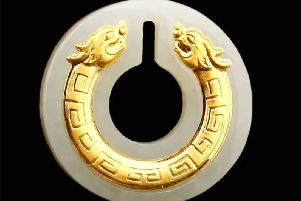 金鑲玉吊墜配什么鏈子好看 金鑲玉吊墜可以配銀項鏈嗎 金鑲玉吊墜配什么鏈子好看 金鑲玉吊墜可以配銀項鏈嗎