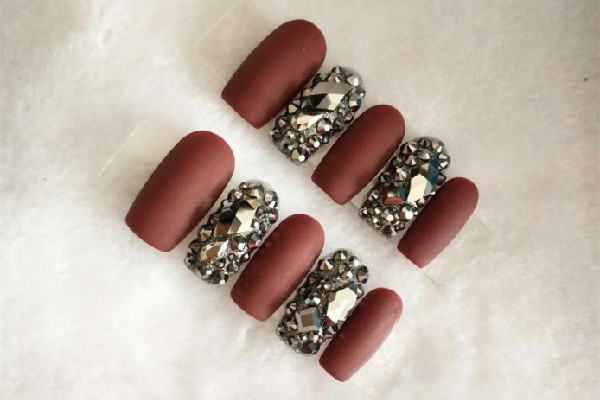 甲片怎么貼才能牢固 甲片用502粘嗎 甲片怎么貼才能牢固 甲片用502粘嗎