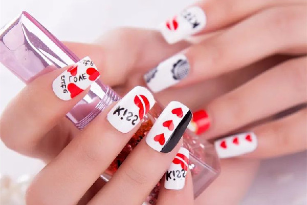 甲片會(huì)自己脫落嗎 甲片可以改善甲型嗎 甲片會(huì)自己脫落嗎 甲片可以改善甲型嗎