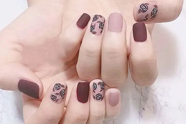 磨砂美甲對指甲傷害大嗎 美甲磨砂的好還是不磨砂的好 磨砂美甲對指甲傷害大嗎 美甲磨砂的好還是不磨砂的好