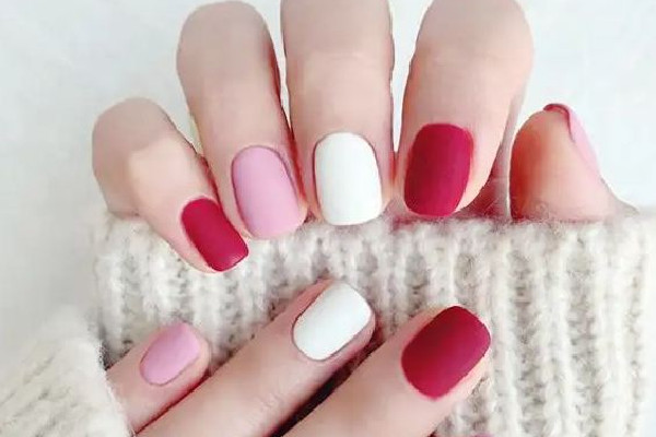 磨砂美甲烤燈為什么會(huì)痛 磨砂美甲要烤多久 磨砂美甲烤燈為什么會(huì)痛 磨砂美甲要烤多久