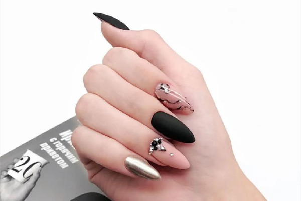 磨砂美甲對指甲傷害大嗎 美甲磨砂的好還是不磨砂的好 磨砂美甲對指甲傷害大嗎 美甲磨砂的好還是不磨砂的好