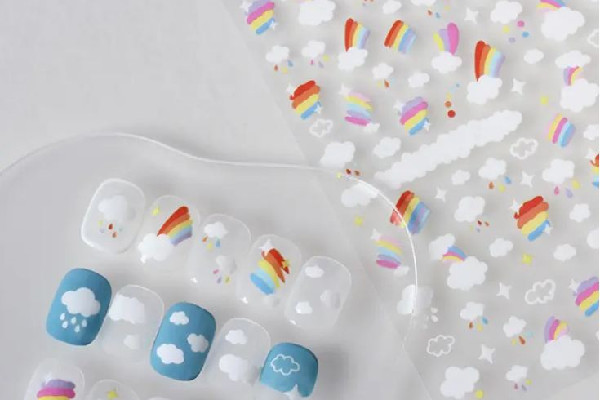 美甲貼紙為什么老翹起來 美甲貼紙和穿戴甲哪種牢固呢 美甲貼紙為什么老翹起來 美甲貼紙和穿戴甲哪種牢固呢