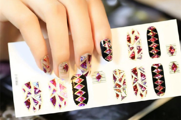 美甲貼紙怎么貼不容易掉 美甲貼紙要用什么才粘的牢 美甲貼紙怎么貼不容易掉 美甲貼紙要用什么才粘的牢