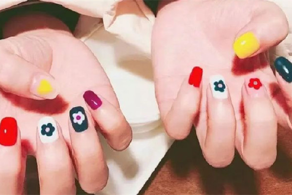 美甲貼紙要涂底膠和封層嗎 美甲貼紙要擦浮膠嗎 美甲貼紙要涂底膠和封層嗎 美甲貼紙要擦浮膠嗎