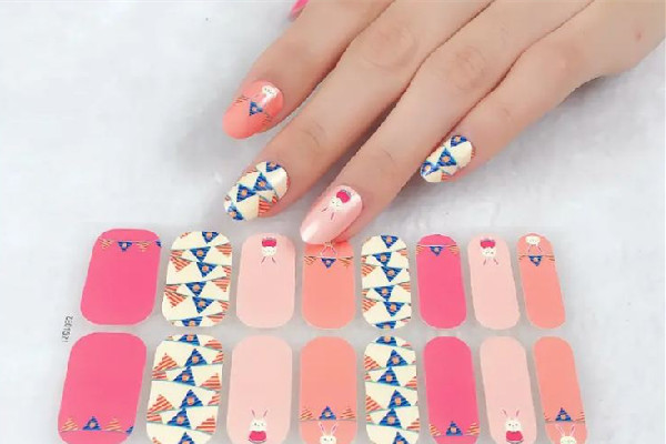 美甲貼紙為什么老翹起來 美甲貼紙和穿戴甲哪種牢固呢 美甲貼紙為什么老翹起來 美甲貼紙和穿戴甲哪種牢固呢