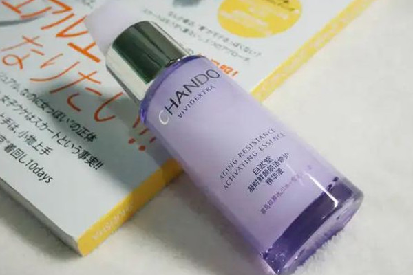 自然堂精華液和歐萊雅小黑瓶哪個好 自然堂精華液可以涂在眼睛周圍嗎 自然堂精華液和歐萊雅小黑瓶哪個好 自然堂精華液可以涂在眼睛周圍嗎