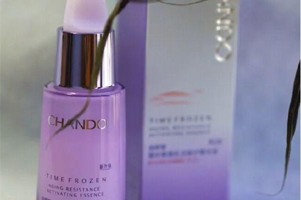 自然堂精華液和歐萊雅小黑瓶哪個好 自然堂精華液可以涂在眼睛周圍嗎 自然堂精華液和歐萊雅小黑瓶哪個好 自然堂精華液可以涂在眼睛周圍嗎