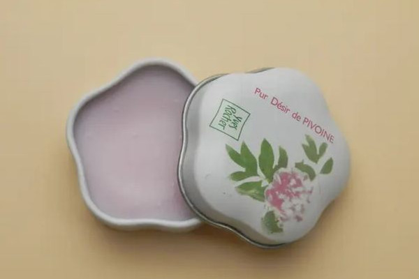 固體香膏和香水哪個更持久 固體香膏和香水哪個比較好