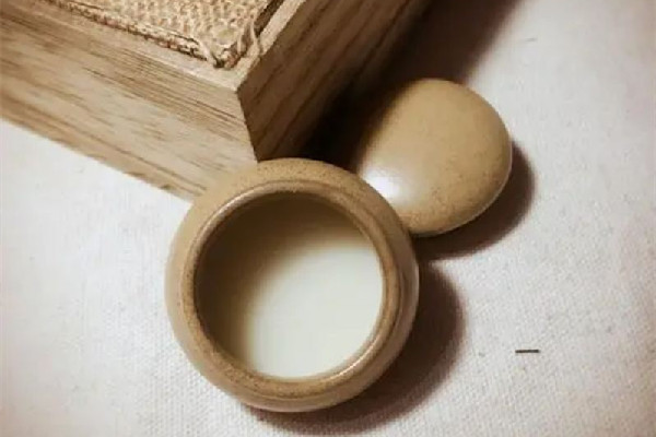 固體香水有酒精么 固體香水適合什么人用 固體香水有酒精么 固體香水適合什么人用