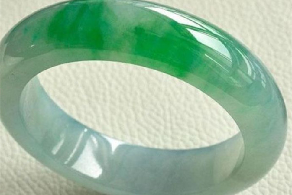 翡翠手鐲哪個品種的好 翡翠手鐲種水等級區(qū)分 翡翠手鐲哪個品種的好 翡翠手鐲種水等級區(qū)分