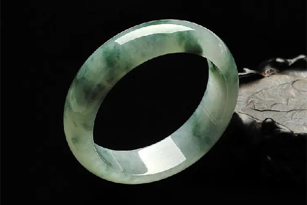 飄花手鐲戴久了飄花會散開嗎 飄花手鐲戴久了有什么樣的變化 飄花手鐲戴久了飄花會散開嗎 飄花手鐲戴久了有什么樣的變化