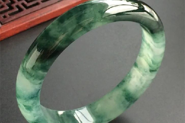 飄花手鐲是藍(lán)色花好看還是綠色花好看 飄花手鐲什么顏色好 飄花手鐲是藍(lán)色花好看還是綠色花好看 飄花手鐲什么顏色好