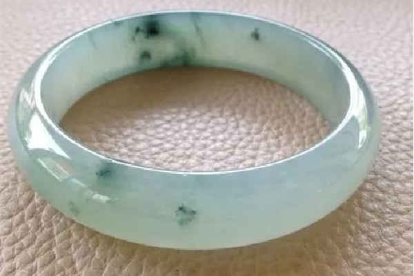 飄花手鐲是飄花越多越貴嗎 飄花手鐲的飄花會擴散嗎 飄花手鐲是飄花越多越貴嗎 飄花手鐲的飄花會擴散嗎