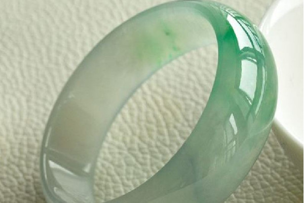 翡翠手鐲有裂紋還值錢嗎 翡翠手鐲有裂紋能養(yǎng)好嗎 翡翠手鐲有裂紋還值錢嗎 翡翠手鐲有裂紋能養(yǎng)好嗎