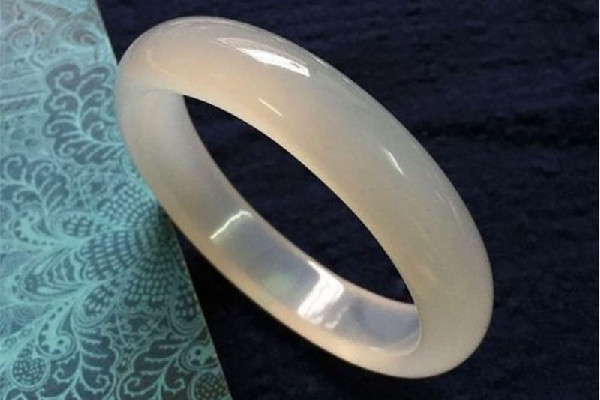 玉髓手鐲里有紋路是不是假的 玉髓手鐲里面有紋路好嗎 玉髓手鐲里有紋路是不是假的 玉髓手鐲里面有紋路好嗎