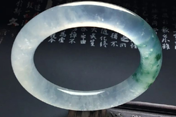 翡翠手鐲要一直戴著不能脫嗎 翡翠手鐲戴多久有靈性 翡翠手鐲要一直戴著不能脫嗎 翡翠手鐲戴多久有靈性