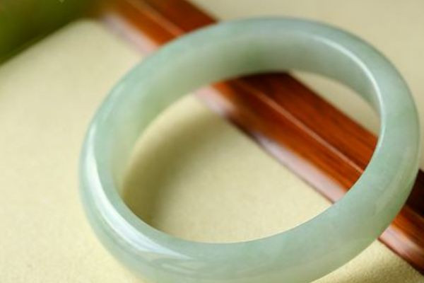 翡翠手鐲有裂紋還值錢嗎 翡翠手鐲有裂紋能養(yǎng)好嗎 翡翠手鐲有裂紋還值錢嗎 翡翠手鐲有裂紋能養(yǎng)好嗎