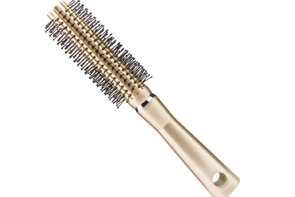 滾梳上的頭發(fā)需要清洗嗎 滾梳上的頭發(fā)怎么弄掉 滾梳上的頭發(fā)需要清洗嗎 滾梳上的頭發(fā)怎么弄掉