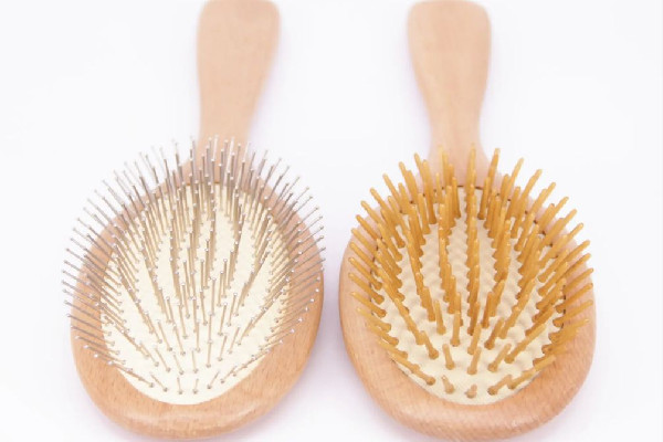 氣墊梳有個(gè)小孔是怎么回事 氣墊梳和木梳子哪個(gè)好 氣墊梳有個(gè)小孔是怎么回事 氣墊梳和木梳子哪個(gè)好