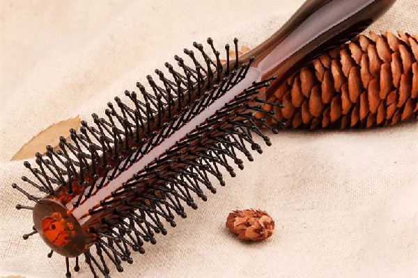 滾梳上的頭發(fā)需要清洗嗎 滾梳上的頭發(fā)怎么弄掉 滾梳上的頭發(fā)需要清洗嗎 滾梳上的頭發(fā)怎么弄掉