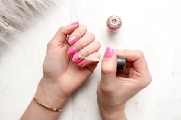 卸甲水對(duì)皮革有傷害嗎 卸甲水能去除衣服上的膠嗎 卸甲水對(duì)皮革有傷害嗎 卸甲水能去除衣服上的膠嗎