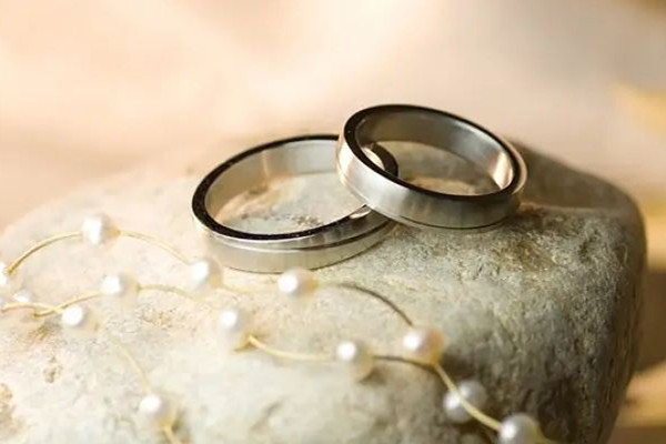 婚戒一般買多少錢合適 婚戒買什么材質(zhì)的好 婚戒一般買多少錢合適 婚戒買什么材質(zhì)的好