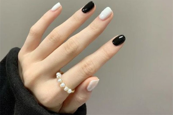 江漢路步行街KOLYBEAUTY寇寇美甲美容美睫韓式定妝店有哪些項(xiàng)目 純色美甲哪個(gè)顏色顯手白 江漢路步行街KOLYBEAUTY寇寇美甲美容美睫韓式定妝店有哪些項(xiàng)目 純色美甲哪個(gè)顏色顯手白