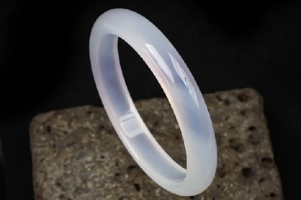 手鐲戴久了變黃什么原因 手鐲變黃了是正?，F(xiàn)象嗎