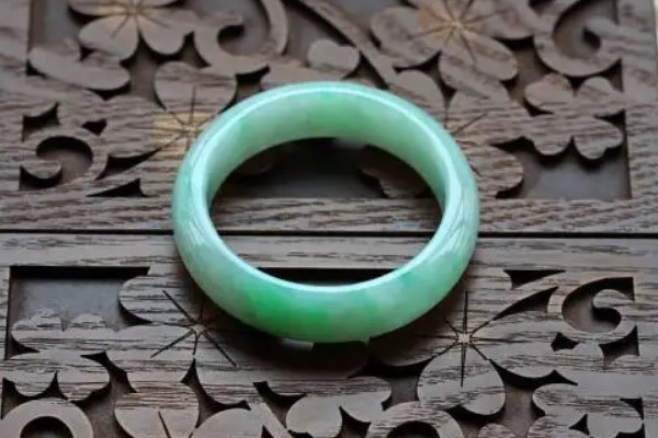 手鐲戴久了變黃什么原因 手鐲變黃了是正?，F(xiàn)象嗎