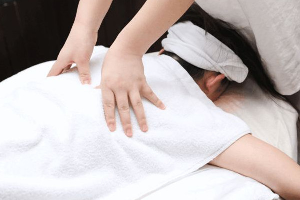 光谷天地碧媭·瘦 古法瘦身減肥店精油開(kāi)背舒服嗎 精油開(kāi)背的功效和作用 光谷天地碧媭·瘦 古法瘦身減肥店精油開(kāi)背舒服嗎 精油開(kāi)背的功效和作用