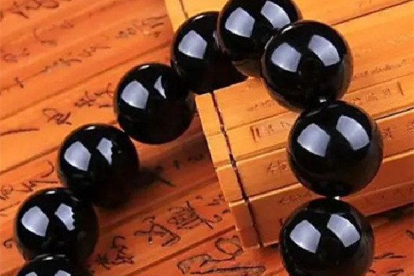 黑曜石的功效和作用 黑曜石可以辟邪嗎 黑曜石的功效和作用 黑曜石可以辟邪嗎