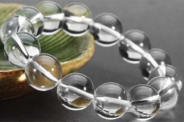 白水晶的功效和作用 白水晶適合什么屬相戴 白水晶的功效和作用 白水晶適合什么屬相戴