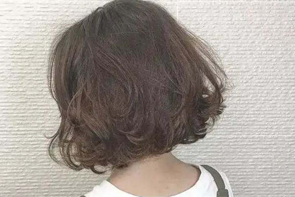 燙頭發(fā)可以改善頭油嗎 燙頭發(fā)對頭皮有傷害嗎 燙頭發(fā)可以改善頭油嗎 燙頭發(fā)對頭皮有傷害嗎