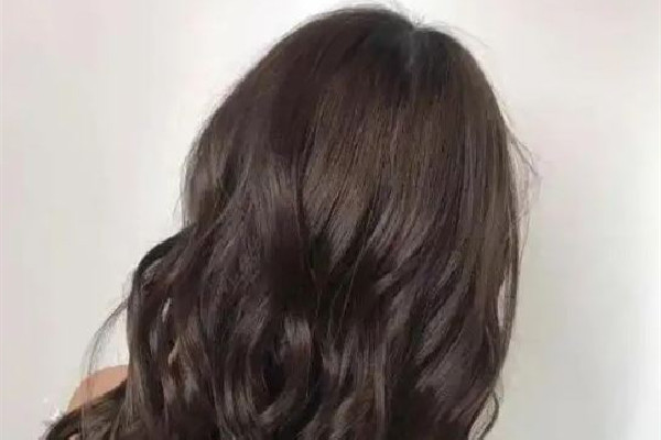 燙頭發(fā)的危害大嗎 燙頭發(fā)對(duì)身體的危害有哪些 燙頭發(fā)的危害大嗎 燙頭發(fā)對(duì)身體的危害有哪些