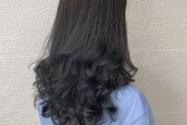 燙頭發(fā)可以改善頭油嗎 燙頭發(fā)對頭皮有傷害嗎 燙頭發(fā)可以改善頭油嗎 燙頭發(fā)對頭皮有傷害嗎