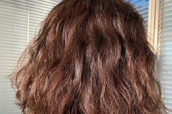 燙頭發(fā)的危害大嗎 燙頭發(fā)對(duì)身體的危害有哪些 燙頭發(fā)的危害大嗎 燙頭發(fā)對(duì)身體的危害有哪些