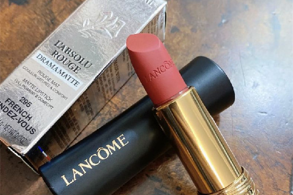 絲絨口紅是干的還是潤的 絲絨口紅會不會干 絲絨口紅是干的還是潤的 絲絨口紅會不會干