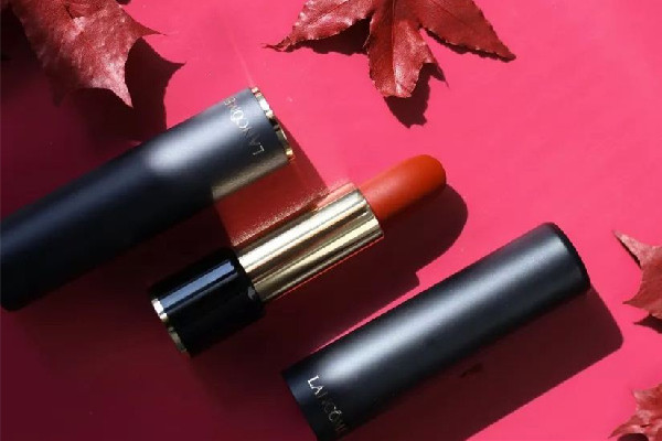 啞光口紅有點(diǎn)干怎么辦 啞光口紅干皮能用嗎 啞光口紅有點(diǎn)干怎么辦 啞光口紅干皮能用嗎