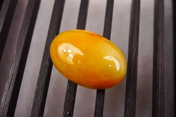 黃翡翠的寓意和象征 黃翡翠適合什么人佩戴 黃翡翠的寓意和象征 黃翡翠適合什么人佩戴